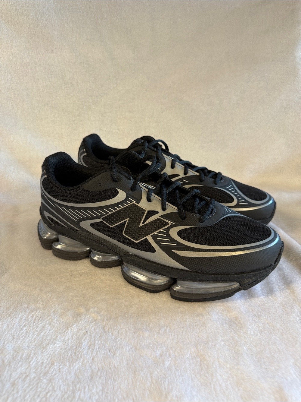 New Balance Men’s Black and Silver Athletic Running Sneakers
